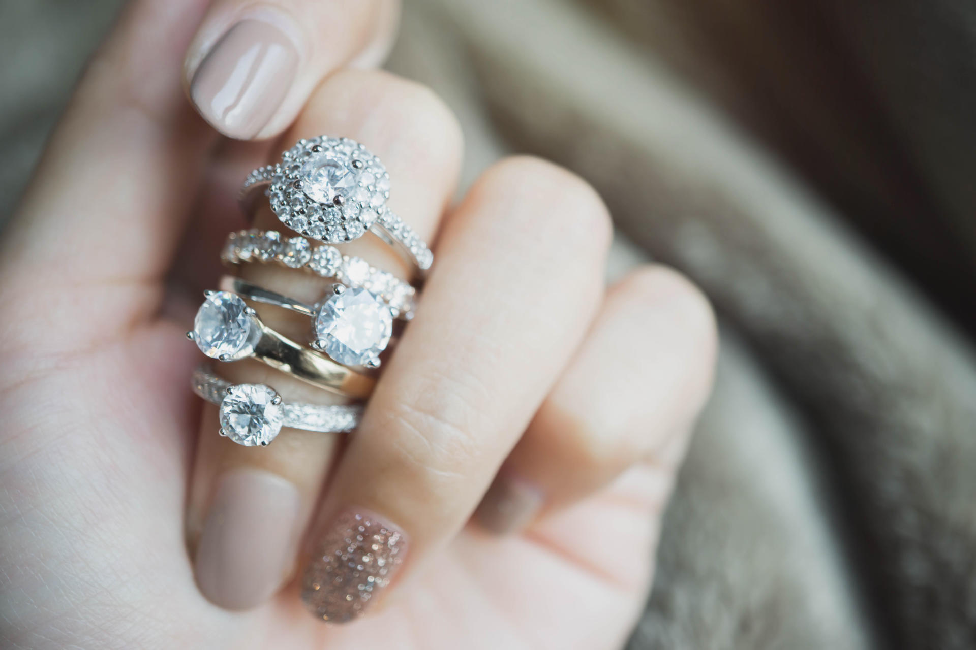 Adorn Your Finger with Stunning Engagement Rings That Sparkle for Eternity